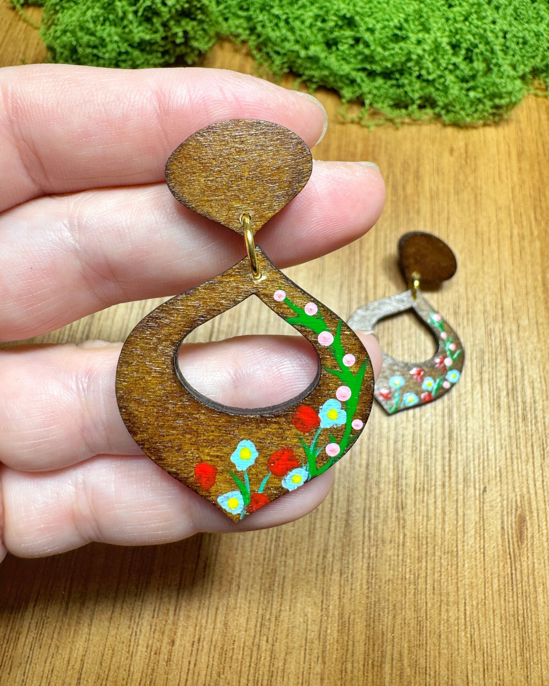 Pendientes Alcántara madera pintados a mano. - 2